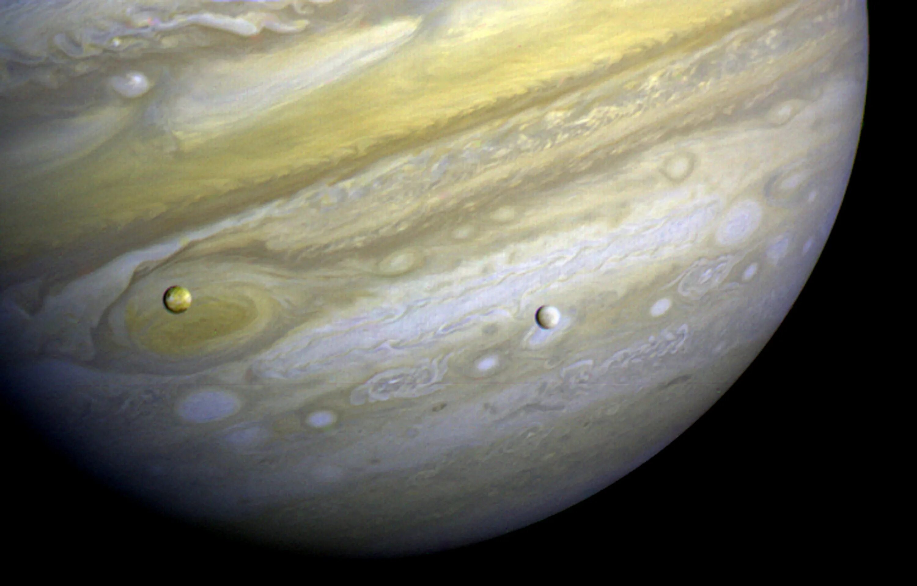 Луна в доме юпитера. Сатурн Вояджер 1. Снимки Юпитера с Вояджер. Снимок Юпитера Вояджер 1. Вояджер 1 снимки Сатурна.