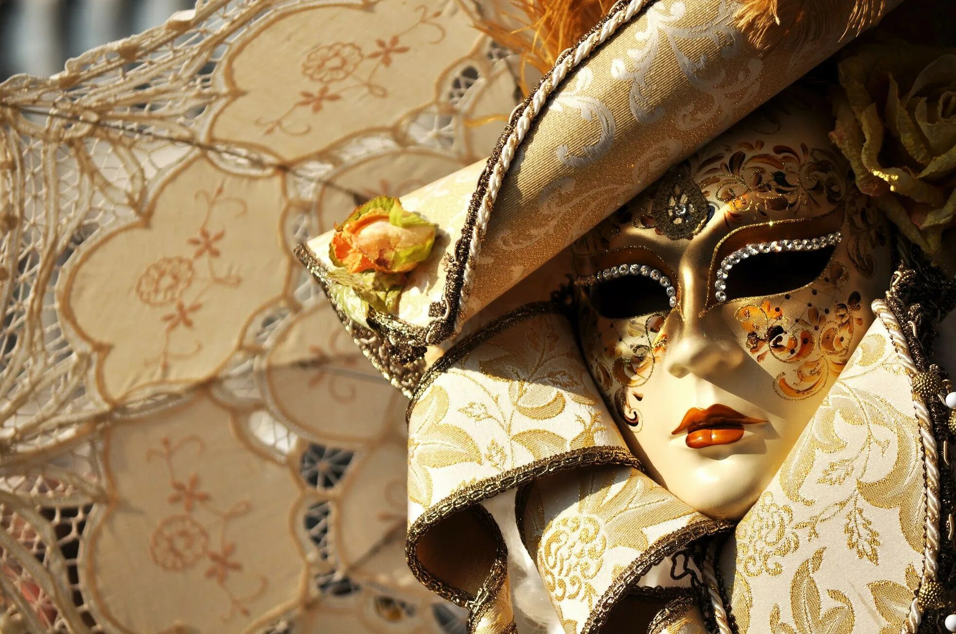 Красивая маска фото. Венецианская маска Маттачино. Красивые карнавальные маски. Маски венецианские карнавальные. Красивые театральные маски.