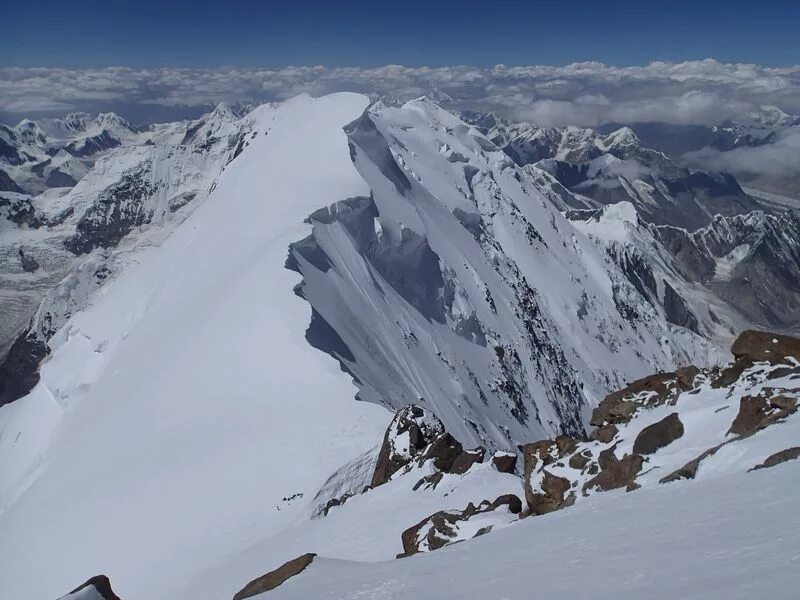 Как выглядит пик. Гора победа хребет черского. Чогори вершина. Пик короленко гора. Пик хан-тенгри казахстан.