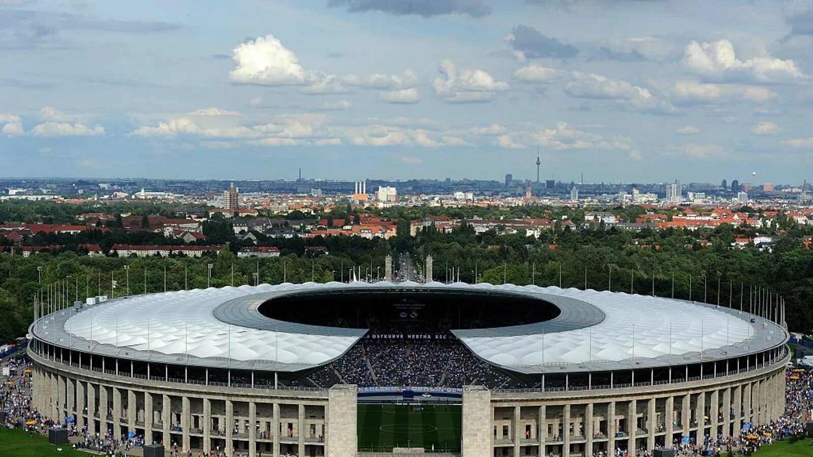 Берлин стадион. Олимпийский стадион (Берлин). Олимпиаштадион Берлин. Стадион Hertha Berlin. ФК Герта стадион.