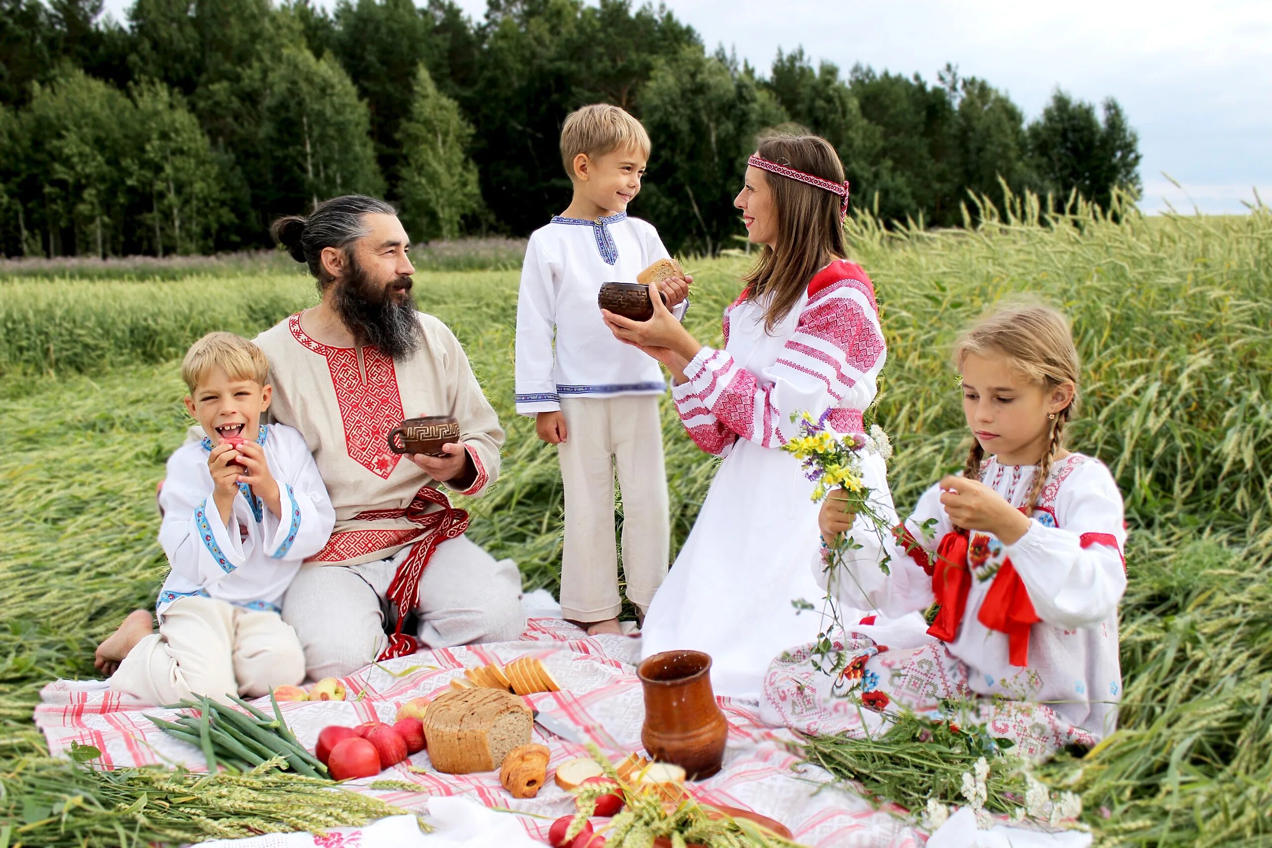 Природа ценность россии. Славянская семья. Славянские дети. Традиционная русская семья. Славяне семья.