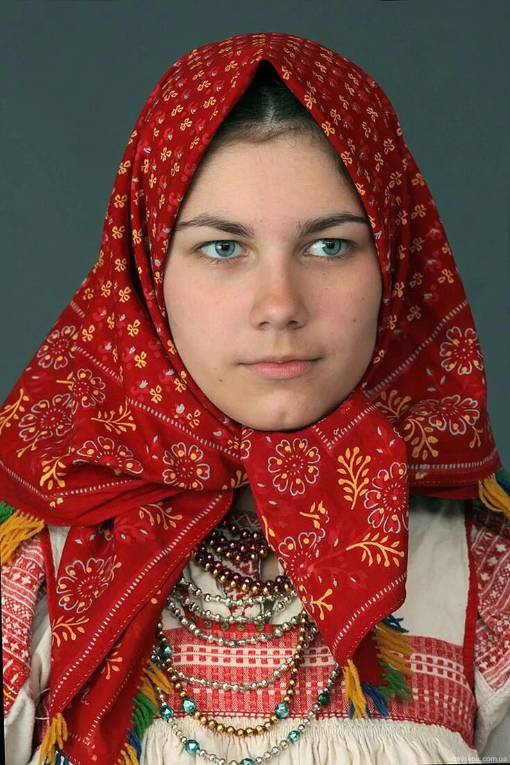 Женщина в платке. Девушка в русском платке. Платки на голову для женщин. Русские девушки влатках.
