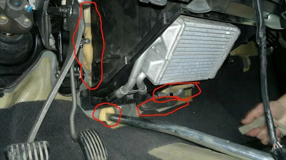 Почему не идет теплый воздух. Киа соренто 1 схема заслонок печки. Почему не идет теплый воздух. Кондиционер дует теплым воздухом. Отопитель ваз 2114.