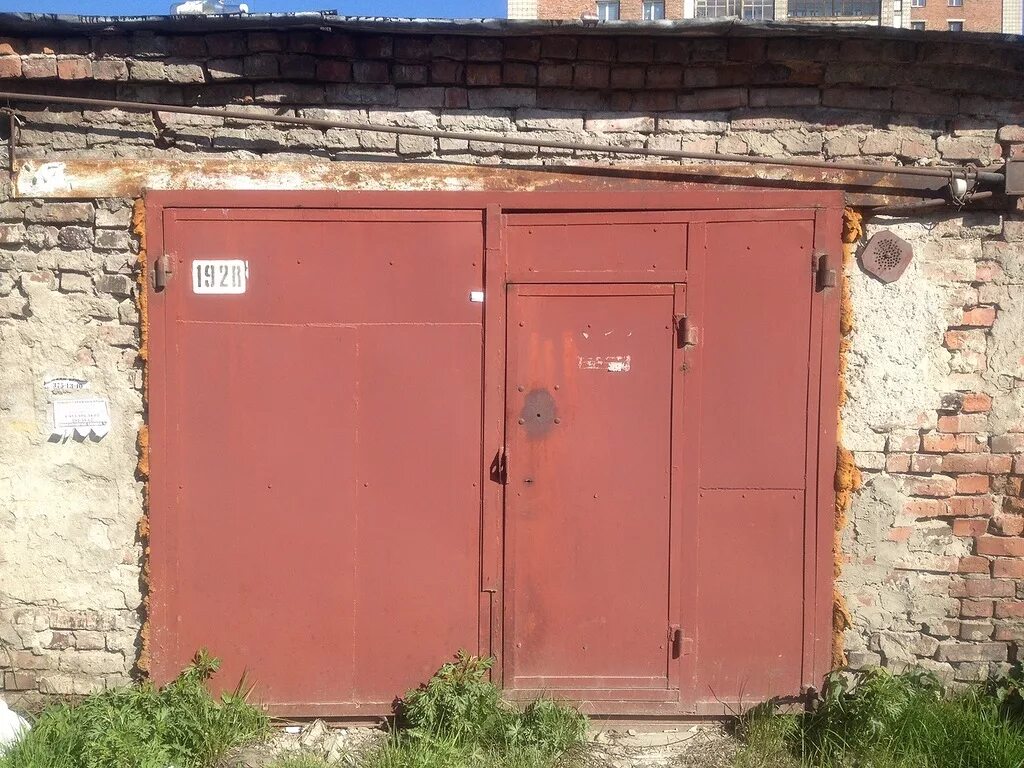 Гараж капитальный гск ваи. Гараж кооперативный. Арендую капитальный гараж. Капитальный гараж. Старый капитальный гараж.