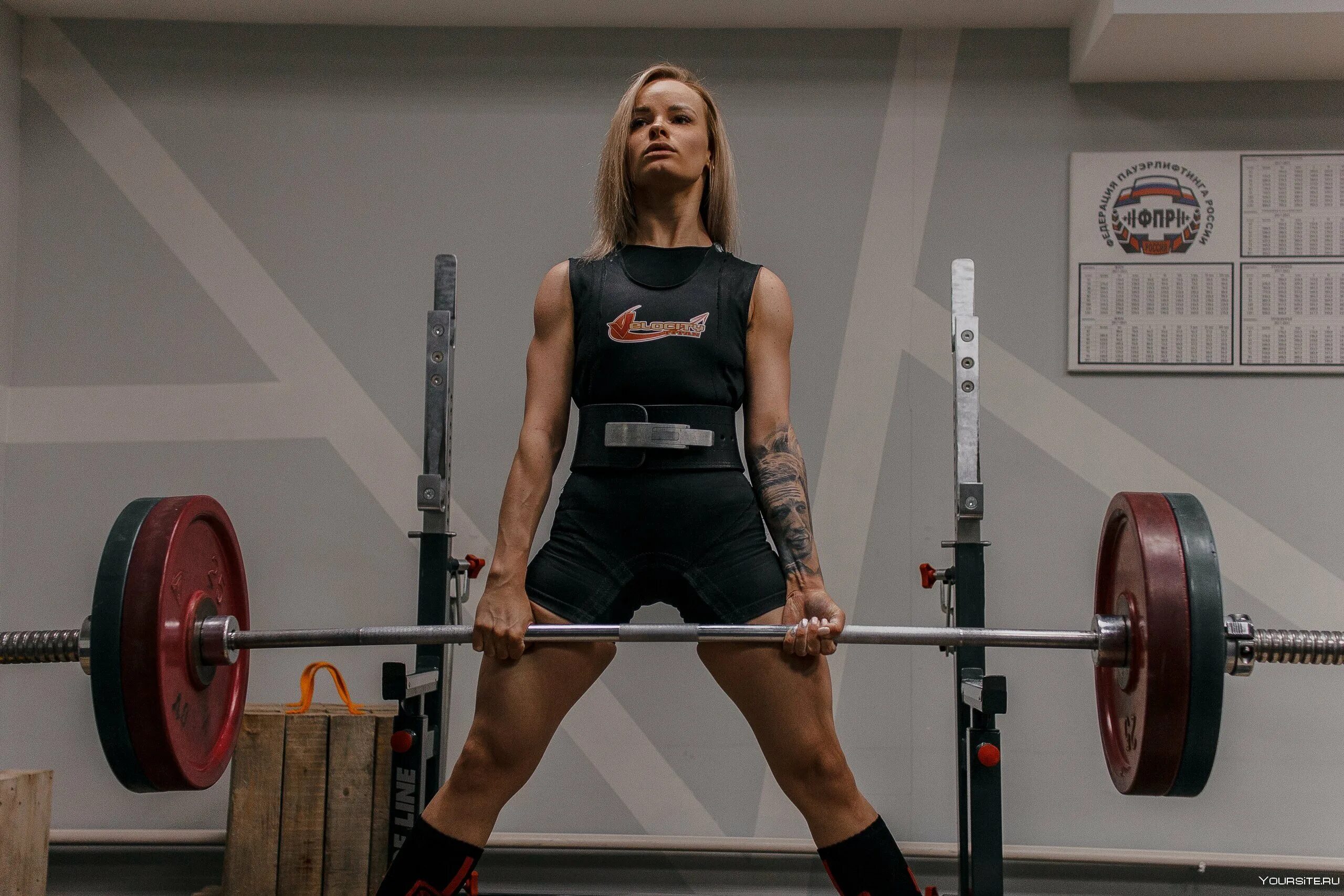 Натали гук бодибилдинг. Женщины пауэрлифтеры. Пауэрлифтинг женщины. Женщины пауэрлифтеры. Силовое троеборье женщины.