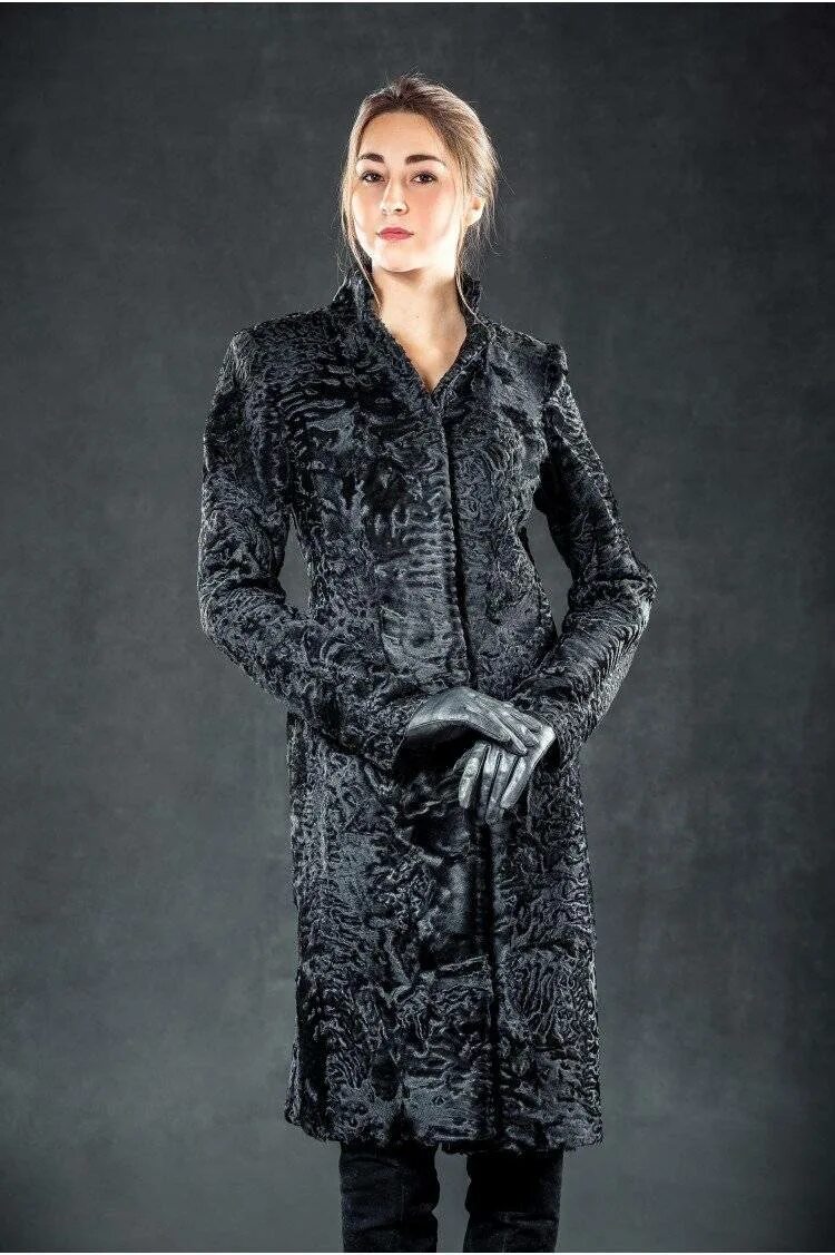 Каракулевая шуба снежная королева. Шуба из мерлушки. Мех кёрли пальто luxury fur. Оригинальные шубы каракуль. Шуба каракуль каляев.