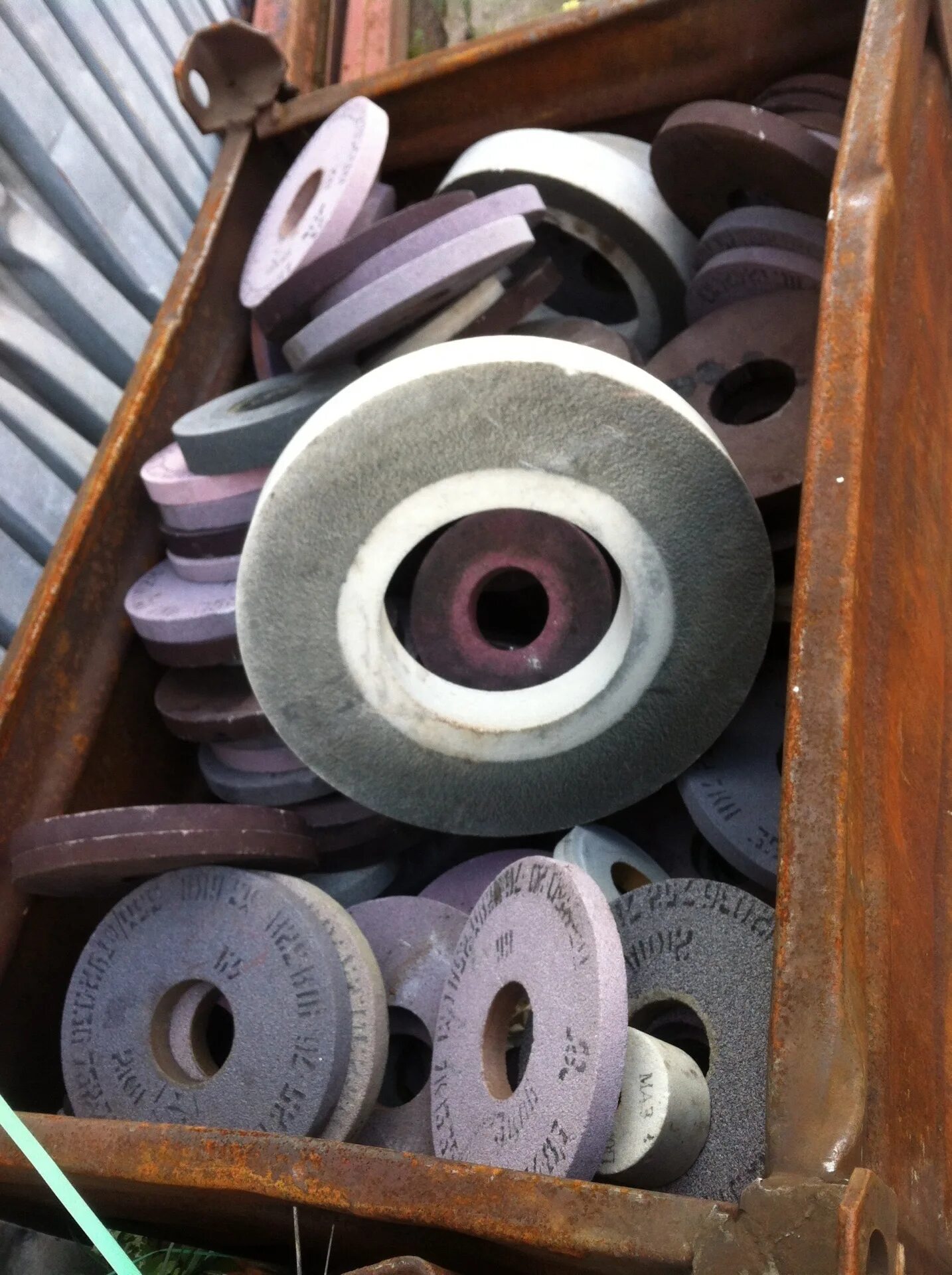 Лом отработанных абразивных кругов. Абразивные круги отработанные. Маркировка шлифовальных кругов 150х25х32. Абразивные круги лом отработанных абразивных кругов. Абразивные круги отработанные, лом отработанных абразивных кругов.