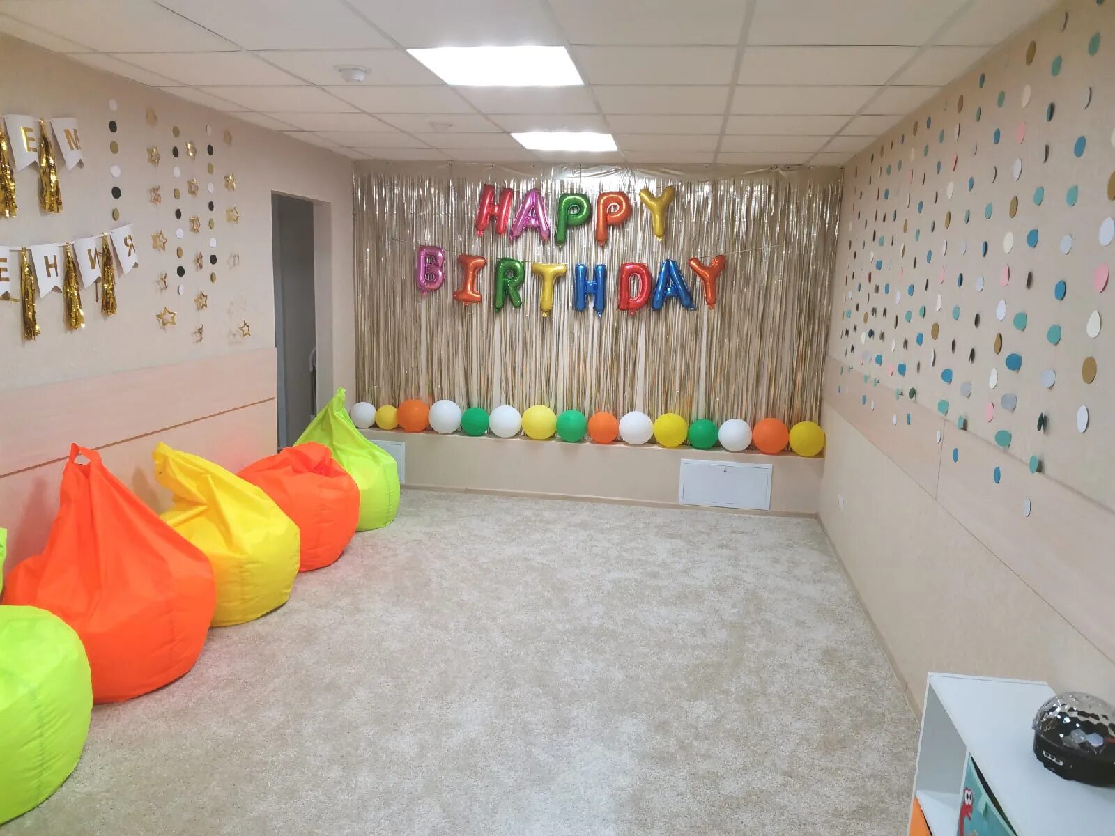 помещение для детского праздника. детское кафе новосибирск абрикоска. помещение для проведения праздников. комнаты для проведения детских дней рождений. комната для проведения детских праздников.