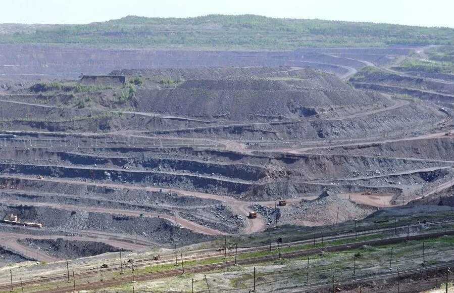 Курская магнитная аномалия руда. Самый мощный в мире железорудный бассейн. Самый мощный в мире железорудный бассейн. Курская магнитная аномалия железногорск. Михайловский карьер железногорск.
