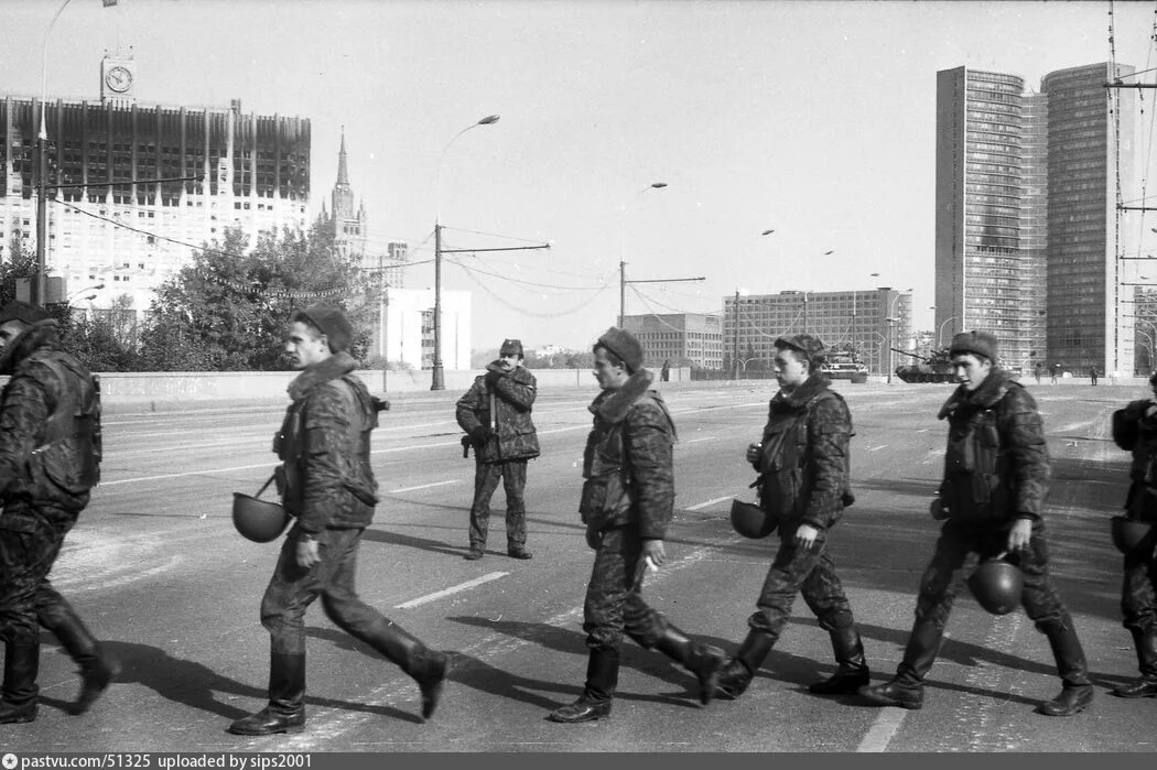 1993 год москва белый дом штурм. Октябрьский путч 1993. Таманская дивизия 1993. Ельцинский путч 1993. Белый дом 1993 год обстрел.