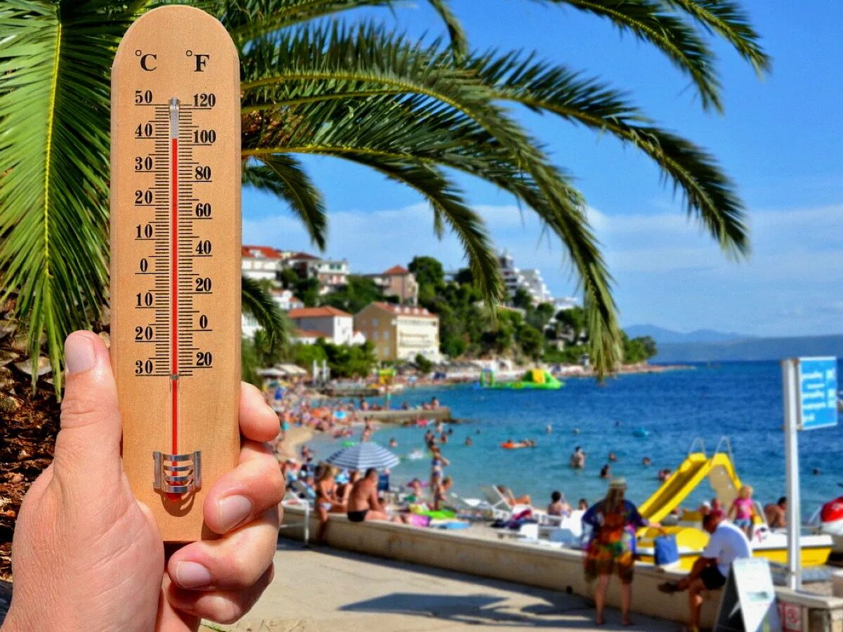 Градусник летом. Термометр на пляже. Термометр жара. Жаркий климат.