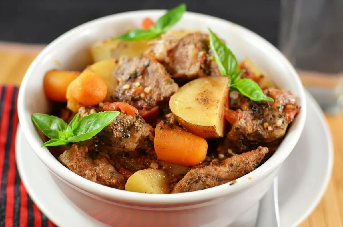 Говядина с овощами в духовке рецепт. Beef Stew тушенка. Томленая говядина с картофелем. Картофель с говядиной. Тушёная картошка с мясом.