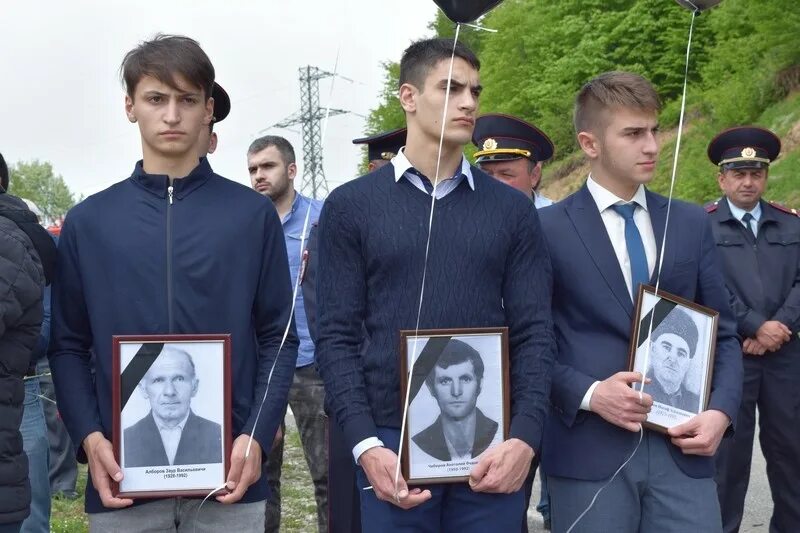 Южная осетия трагедия. Памятник на Зарской дороге в Южной Осетии. Зарская трагедия памятник.