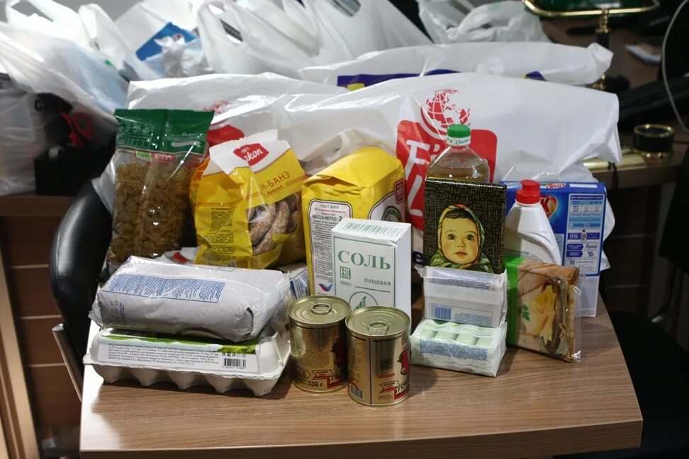 Подарочный набор продуктов для пенсионеров. Продуктовая помощь пенсионерам. Набор продуктов для пенсионеров. Продуктовая помощь пенсионерам. Бесплатный набор продуктов для пенсионеров.