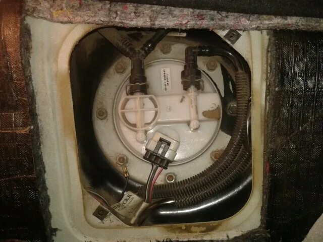 Лючок бензонасоса уаз патриот 2019. Датчик уровня топлива лансер 9 1. Датчик уровня топлива в баке митсубиси лансер 9. Где стоит топливный датчик. Датчик уровня топлива на нива шевроле дут 2.