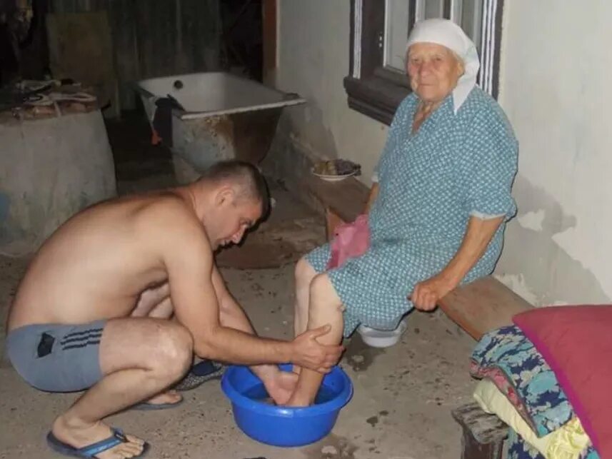 Бабушка и внук в ванне. Дед в тазике. бабушка с тазиком. бабушка моется. старики в бане.