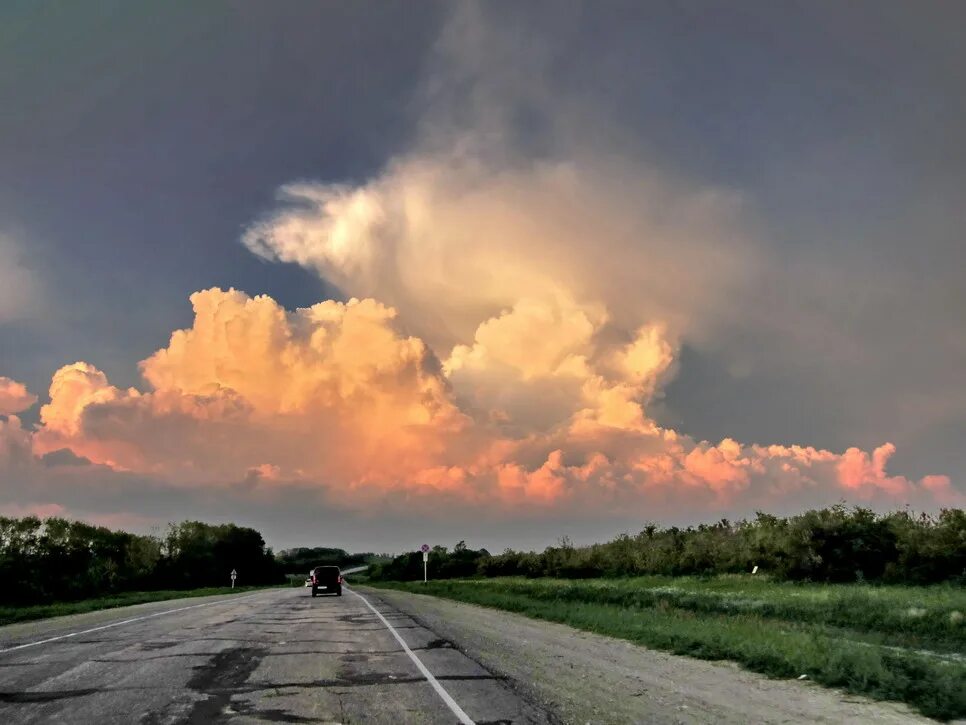 Облако похожее на елизавету 2. Улетай туча. Солнце сквозь тучи. Тучи в голубом. Пасмурное небо в москве.
