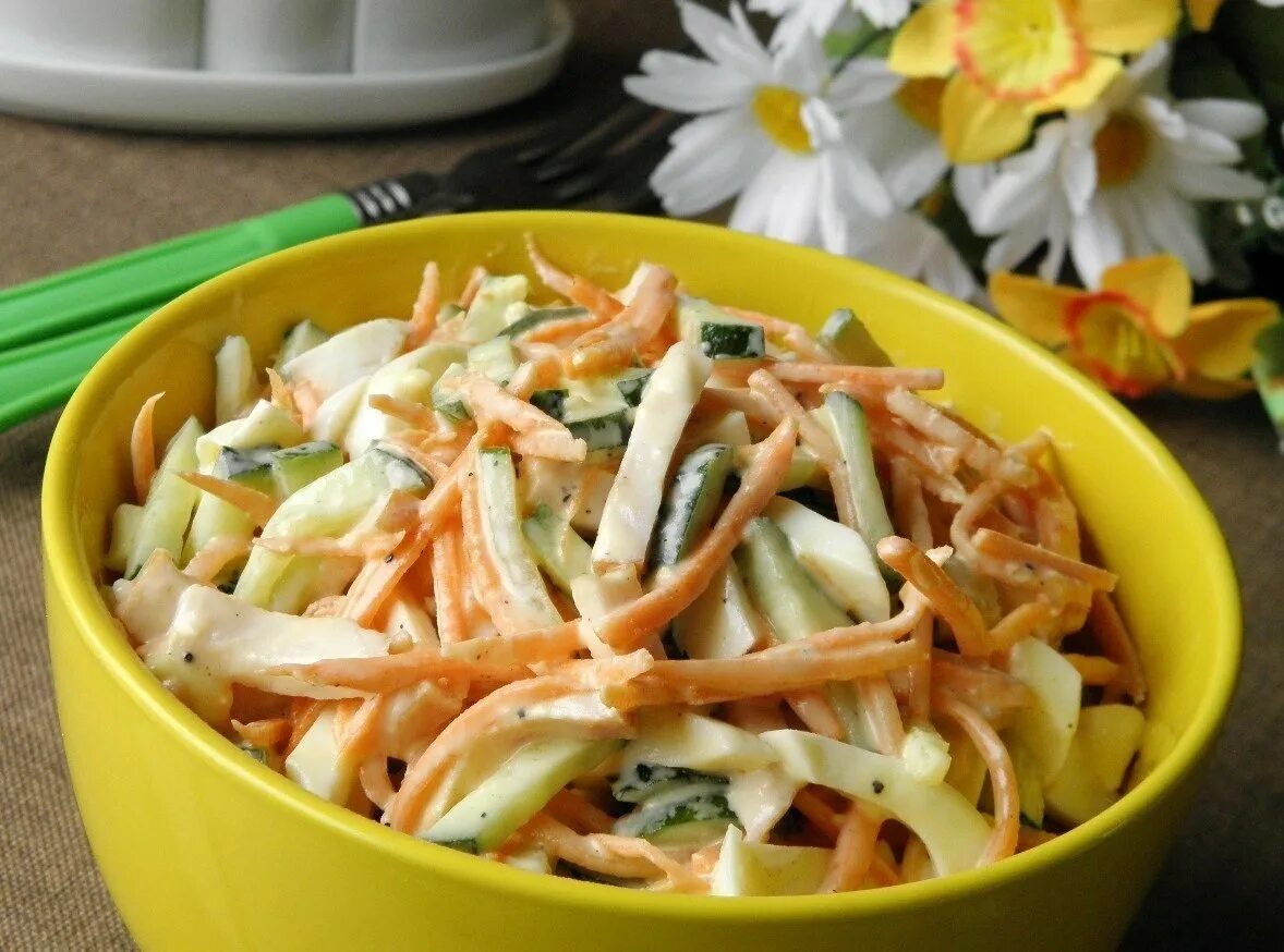 Рецепт салата с корейской морковкой и огурцом. Рецепт салата с корейской морковкой и огурцом. Салат ветчина сыр огурец соломкой. Салат лисичка с корейской морковкой. Рецепт салата с корейской морковкой и огурцом.
