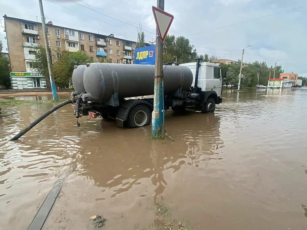 Ливневки в Астрахани. Чистая вода Астрахань. Вода в Шумерле. Стихия в Астрахани. Почему нет воды астрахань сегодня
