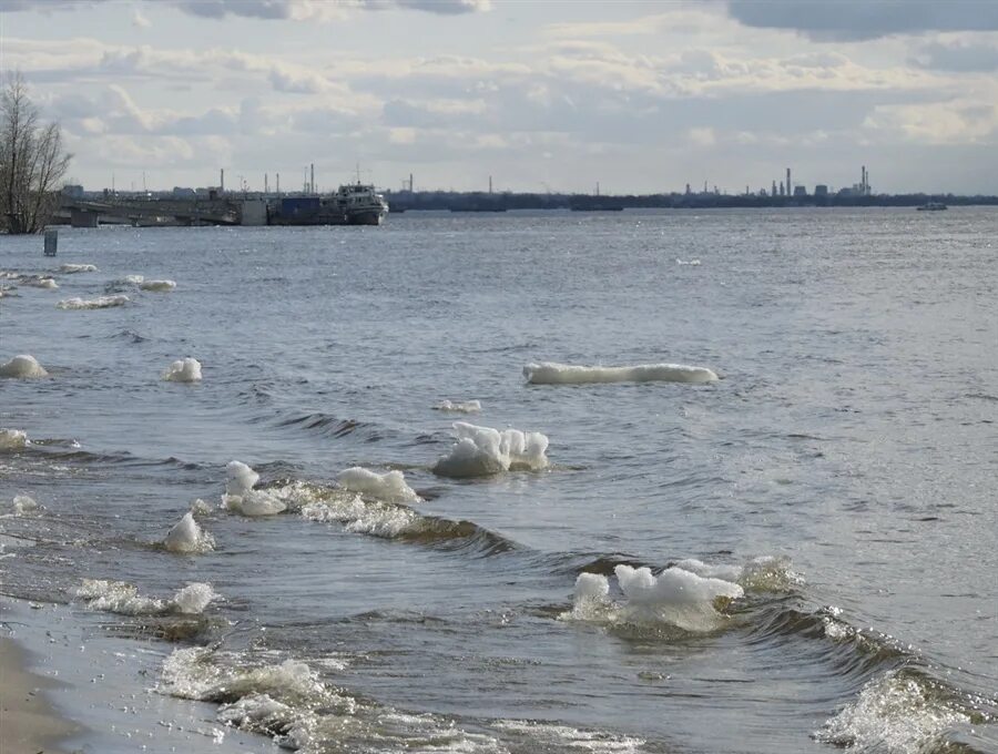 Волга вскрылась и по мутной воде. Волга весной. волга весной фото.