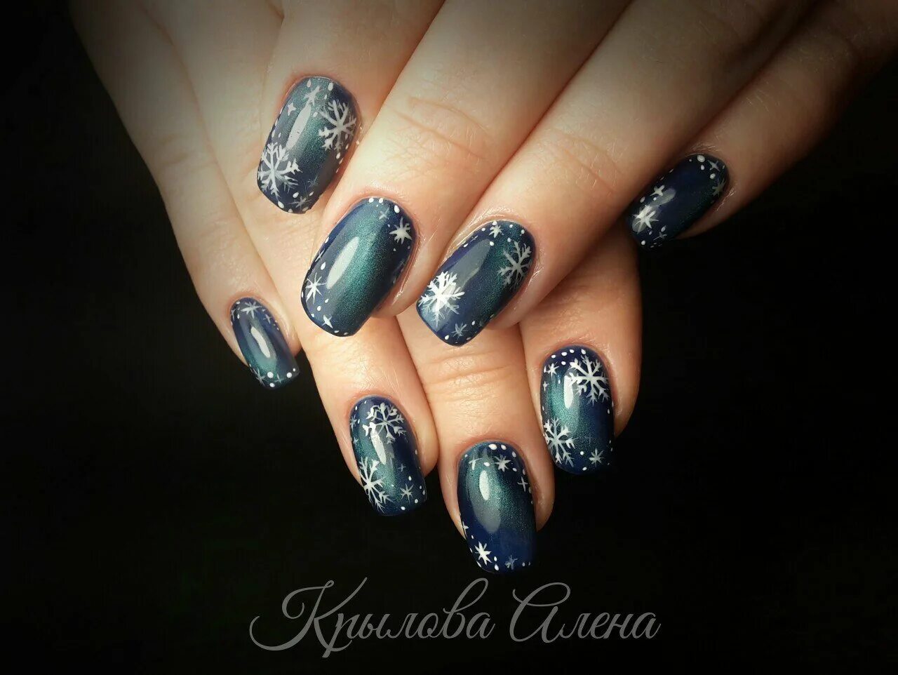 новогодний маникюр 2021 кошачий глаз. маникюр на новый год 2022 кошачий глаз. новогодний дизайн ногтей с кошачьим глазом. маникюр кошачий глаз с дизайном. новогодние ногти кошачий глаз.