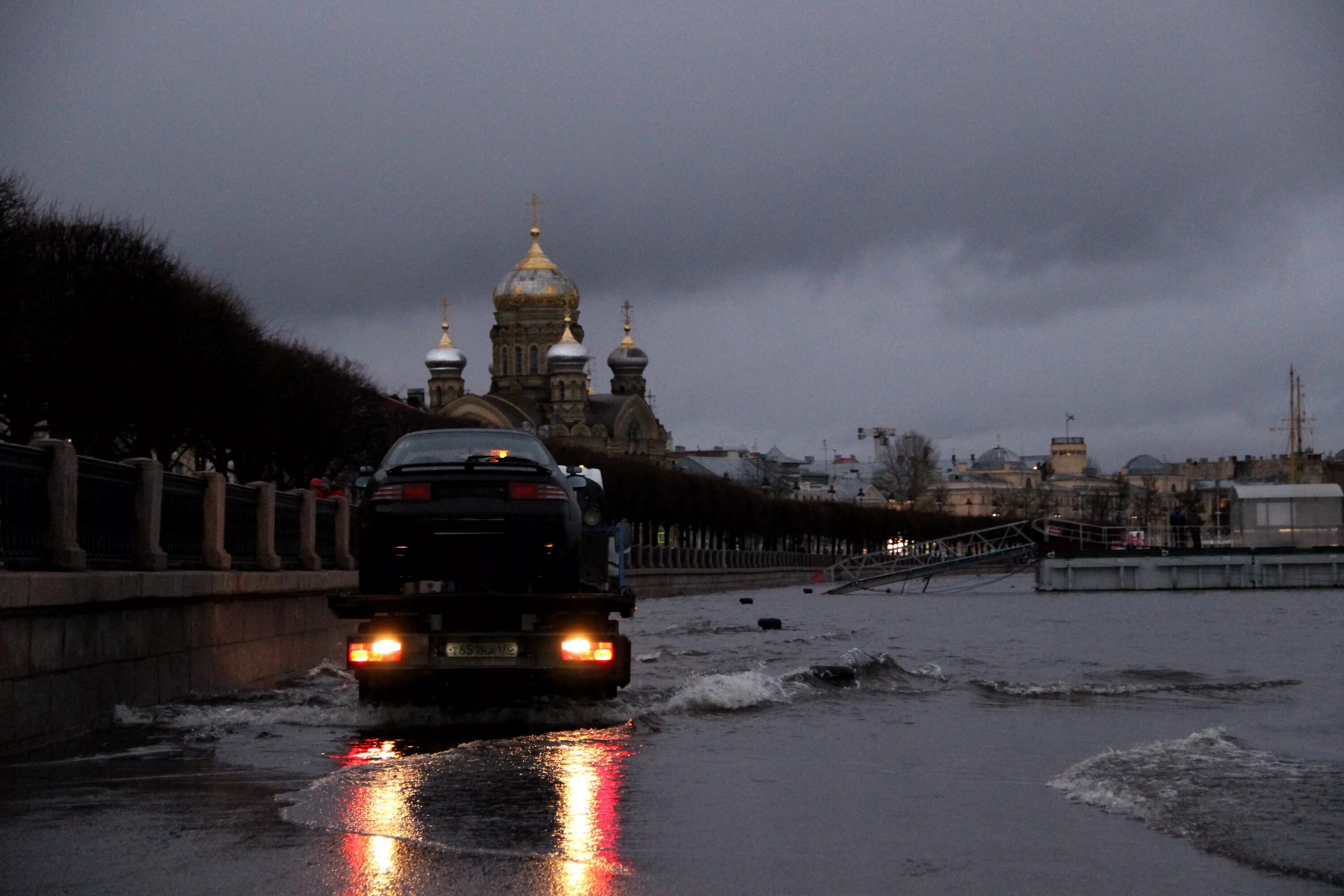 Санкт петербург уйдет под воду. Наводнение в санкт-петербурге. нева машина. санкт петербург под водой. автомобиль санкт петербург.