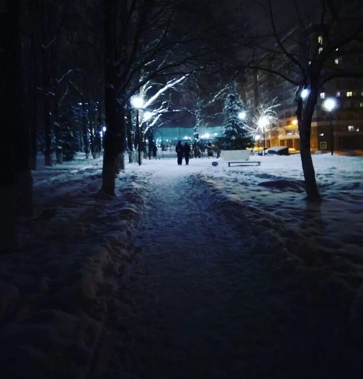 Пустынной улицей вдвоем