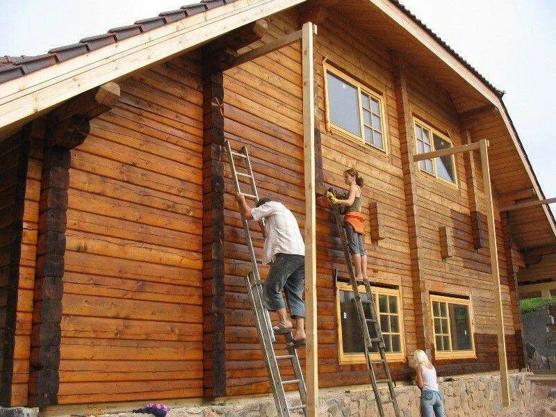 Какой краской лучше покрасить деревянный дом. Покраска деревянного дома. Покраска дома из дерева. Покрасить деревянный дом. Окраска деревянного дома снаружи.