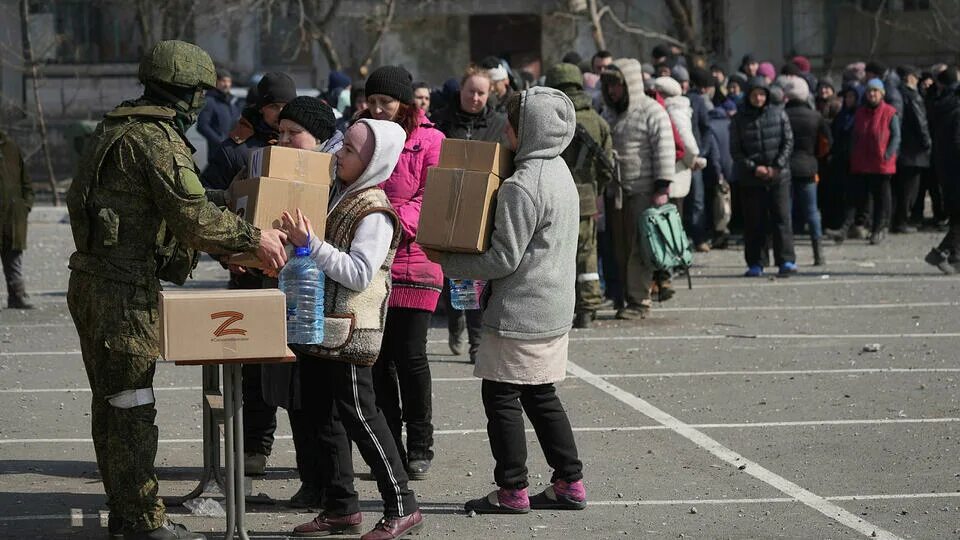 Что будет после помощи украине. Раздача гуманитарной помощи на Украине. Мирное население Украины. Гуманитарная помощь России Украине. Российские военные раздают гуманитарную помощь на Украине.