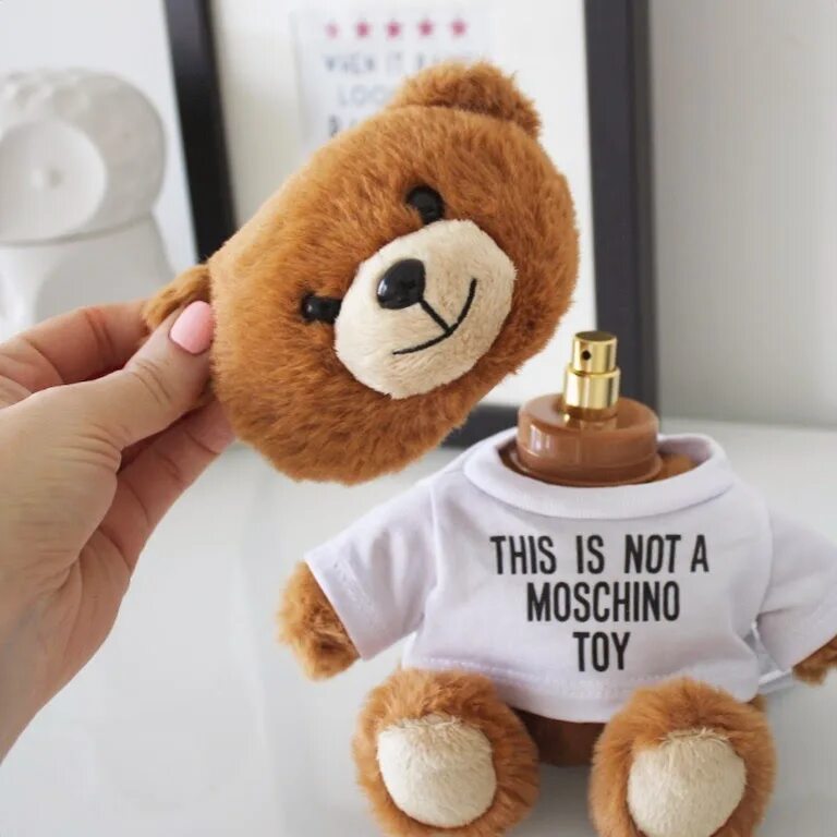 Москино духи Медвежонок. Moschino Парфюм мишка плюшевый. Moschino Teddy parfume. Духи Москино медведь. Москино духи медведь