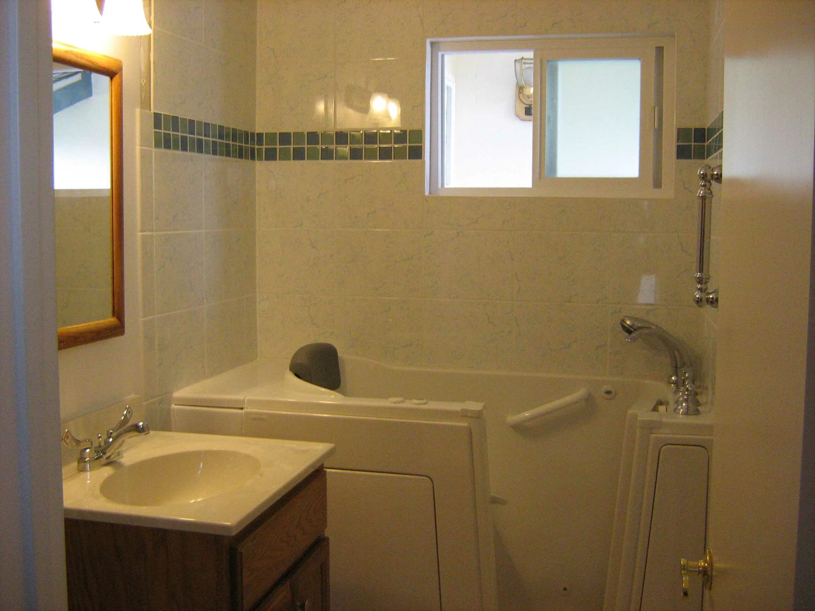 Окно в хрущевку в ванной. Окно в ванной хрущевка современные. Окно в ванную в хрущевке. Окно в ванной комнате в хрущевке.