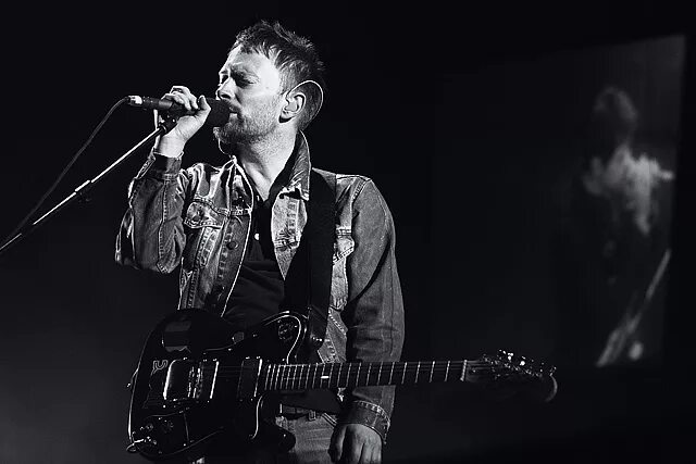 Radiohead high and dry перевод. Radiohead Thom Yorke. Radiohead вокалист. Thom Yorke 2023. Radiohead фото в молодости.