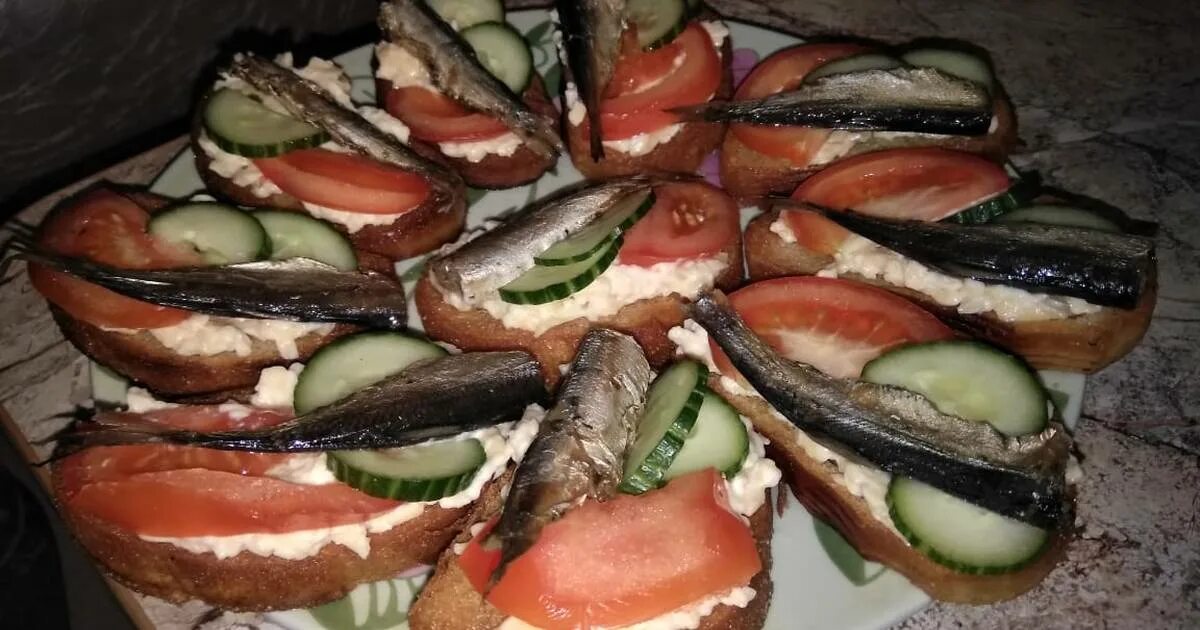 Брускетта со шпротами. Бутер со шпротами. Тапас со шпротами. Чиабатта со шпротами. Анастасия скрипкина бутерброды со шпротами.