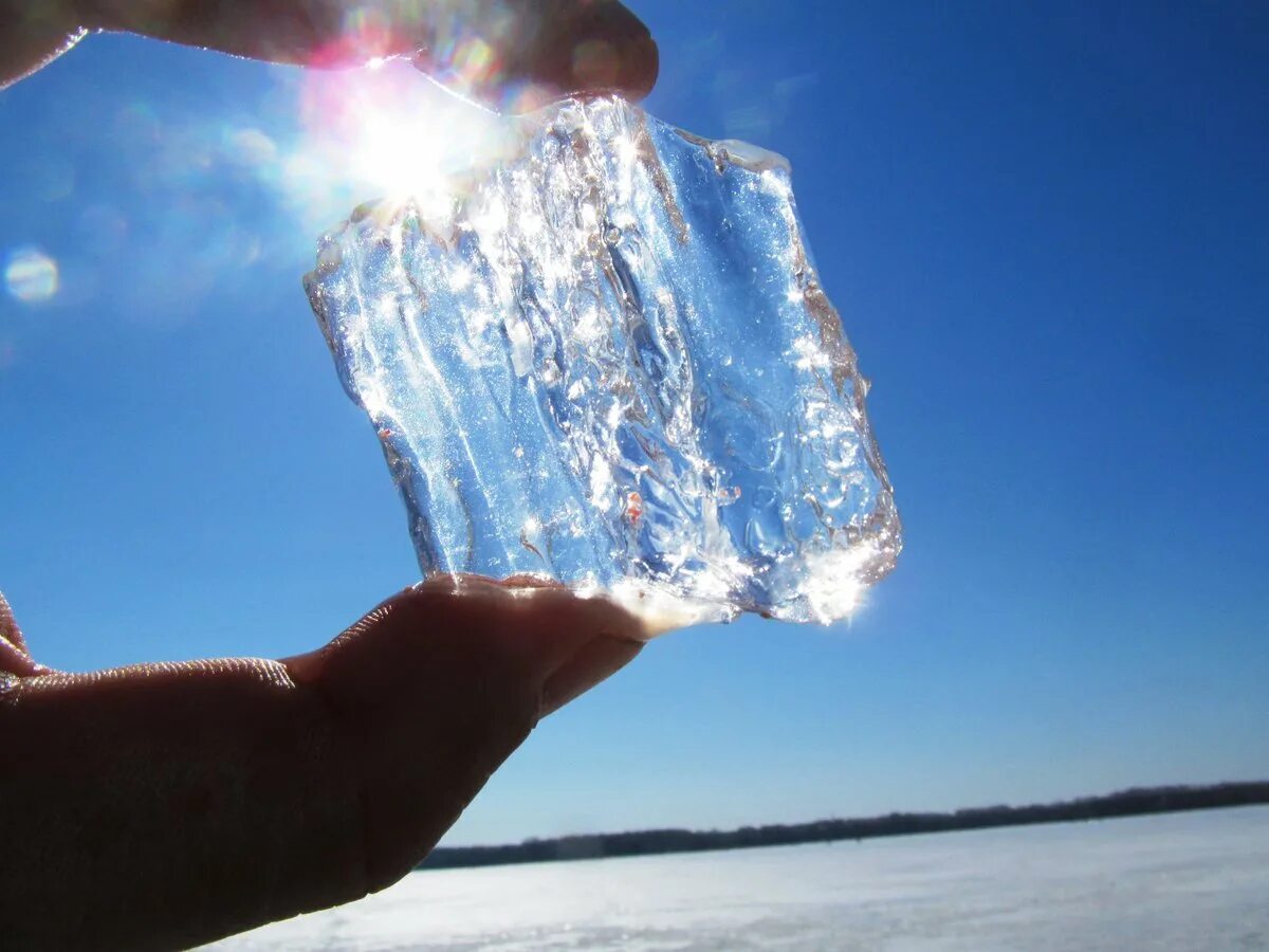 Растопить лед водой. Кусок льда. Чистый лед. Чистая вода. Тает лед.