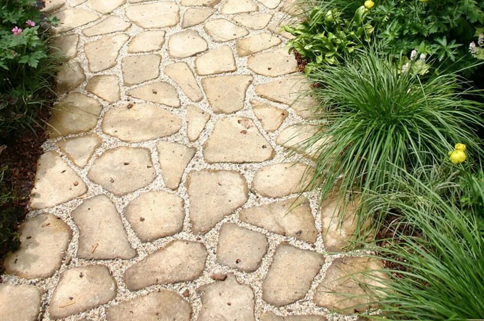 Мощение в скандинавском саду. Мощение плитняком. Булыжная мощеная дорога. Мощение плитняком. Мощение дорожки серицитом.