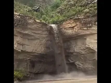 Ливень размыл круто поднимающуюся тропинку в гору