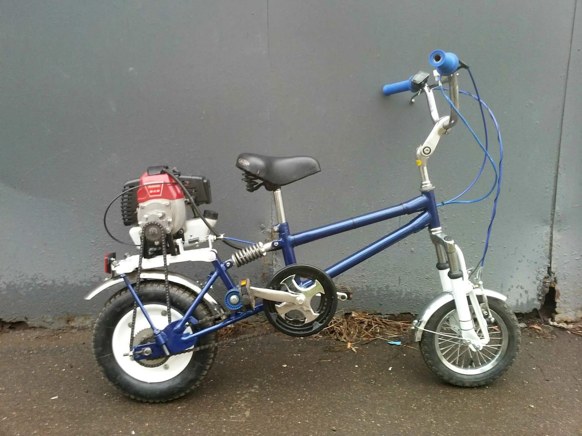 Мотовелосипед mattias gh-32605c. Велосипед стелс с мотором от триммера. Двигатель пила дружба 4. Мопед с двигателем от бензопилы штиль 180. Мопед из бензопилы хускварна.