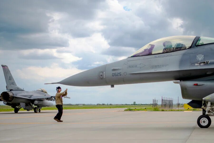 F-16 нидерланды. Самолет f-16d fighting falcon. F-16 ввс венесуэлы. F16 истребитель. F-16c block 52+.