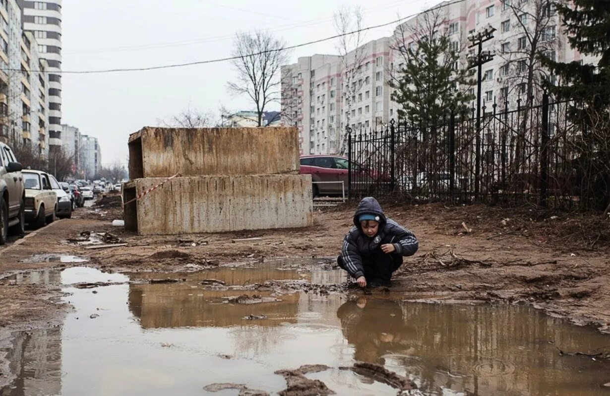 Почему весной на улице. Грязь на улице.