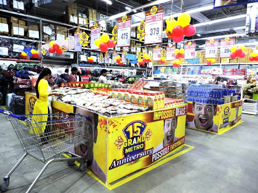 Кэш магазин картинки. Cash carry. Логотип метро cash and carry. Выкладка товаров в метро кэш энд керри. Cash carry.