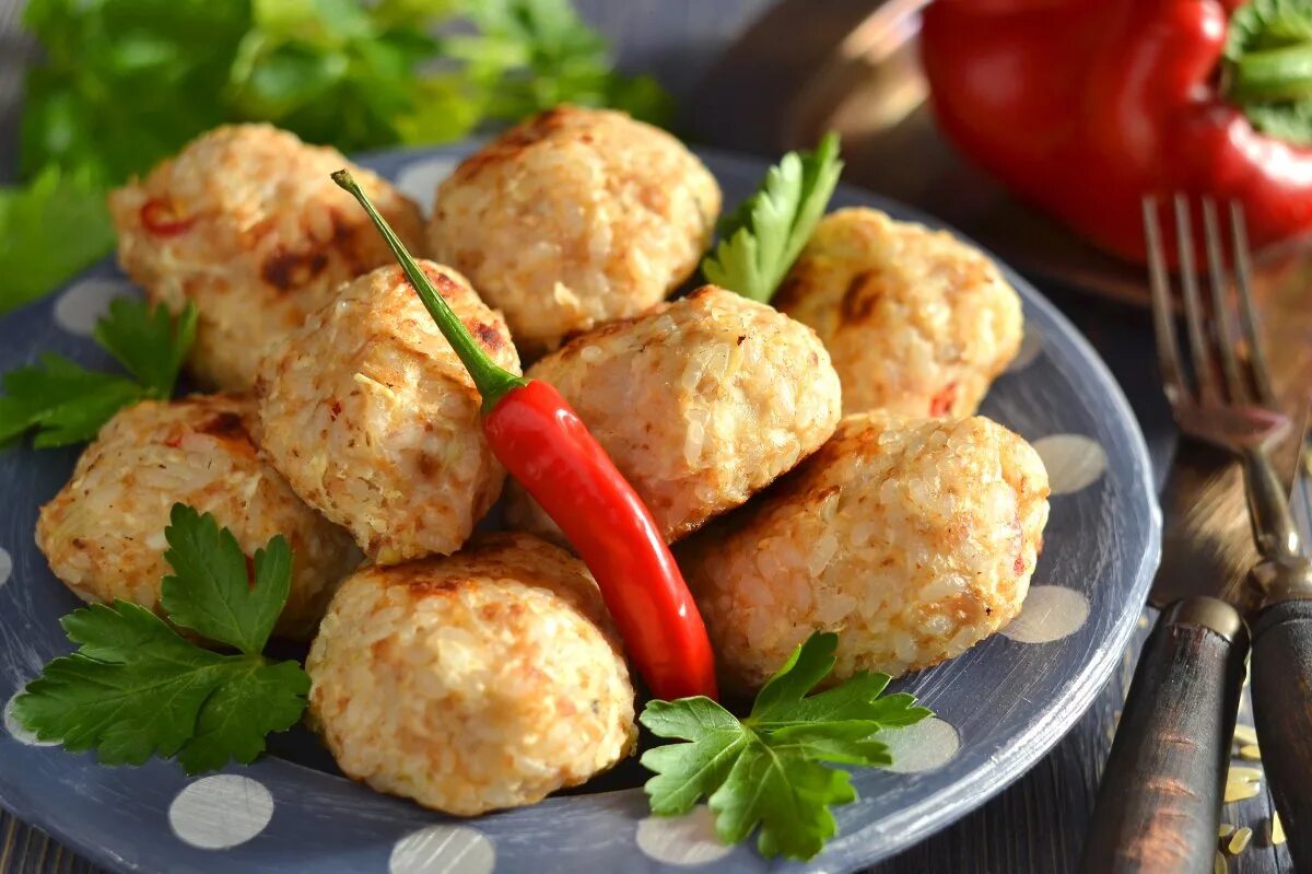 Куриные фрикадельки. Митболы из индейки. тефтели куриные. тефтели из фарша.