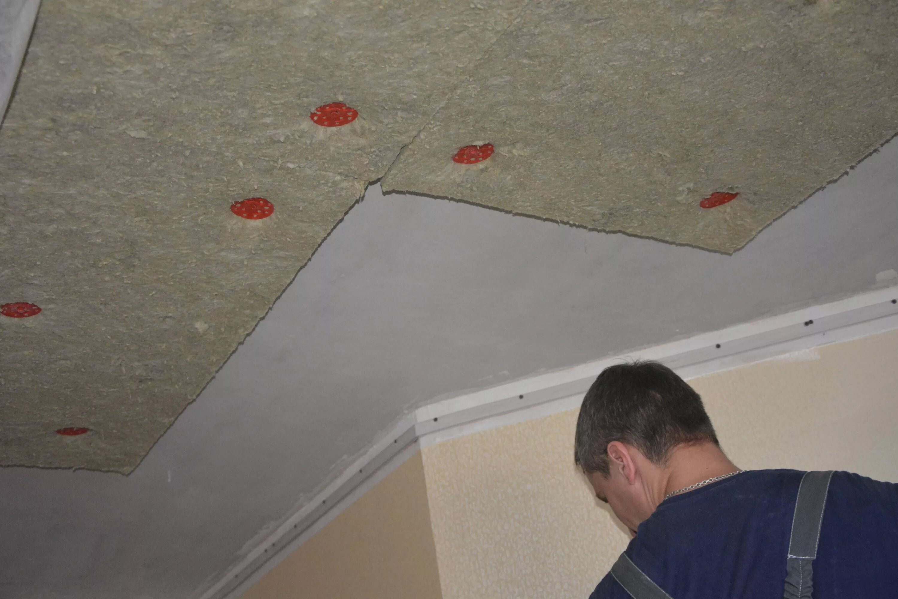 Звукоизоляция потолка от соседей. Шумоизоляция подвесного потолка. Шумоизоляция потолка в квартире. Шумоизоляция под подвесной потолок. Шумоизоляция натяжного потолка.