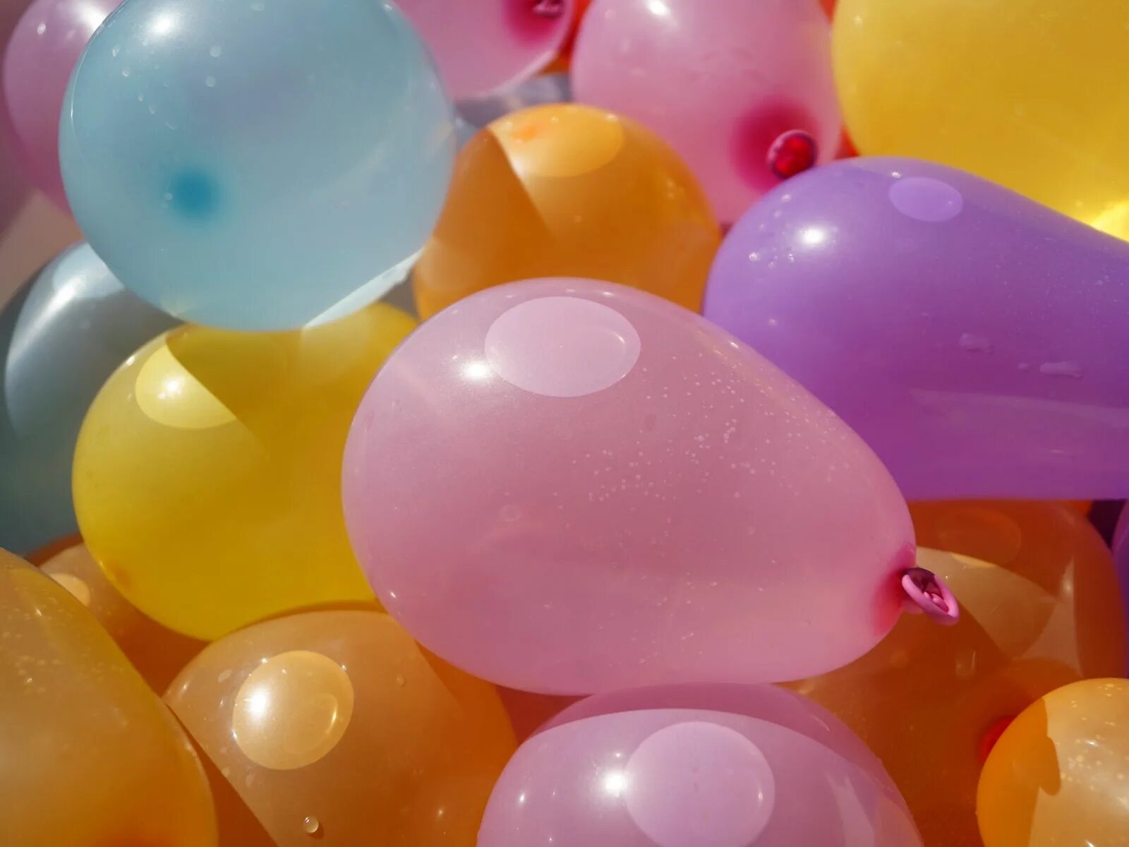 Сонник воздушные шарики. Воздушный шарик. Разноцветные шарики воздушные. Шарики надувные. Цветные шарики надувные.