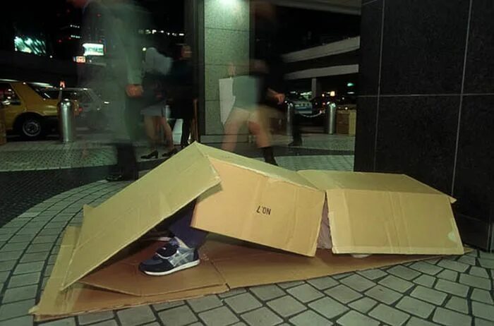 бомжи в картонных коробках. кот в коробке на улице. бомжи в картонных коробках. картонная коробка бомжа. картонная коробка бомжа.