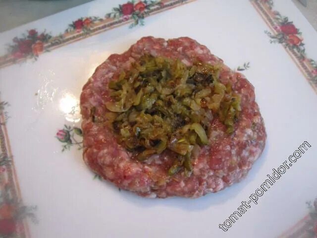 Фарш из соленых огурцов. Фарш и огурцы. котлеты с солеными огурцами. котлеты из фарша с огурцами солеными. блюдо из фарша и соленых огурцов.