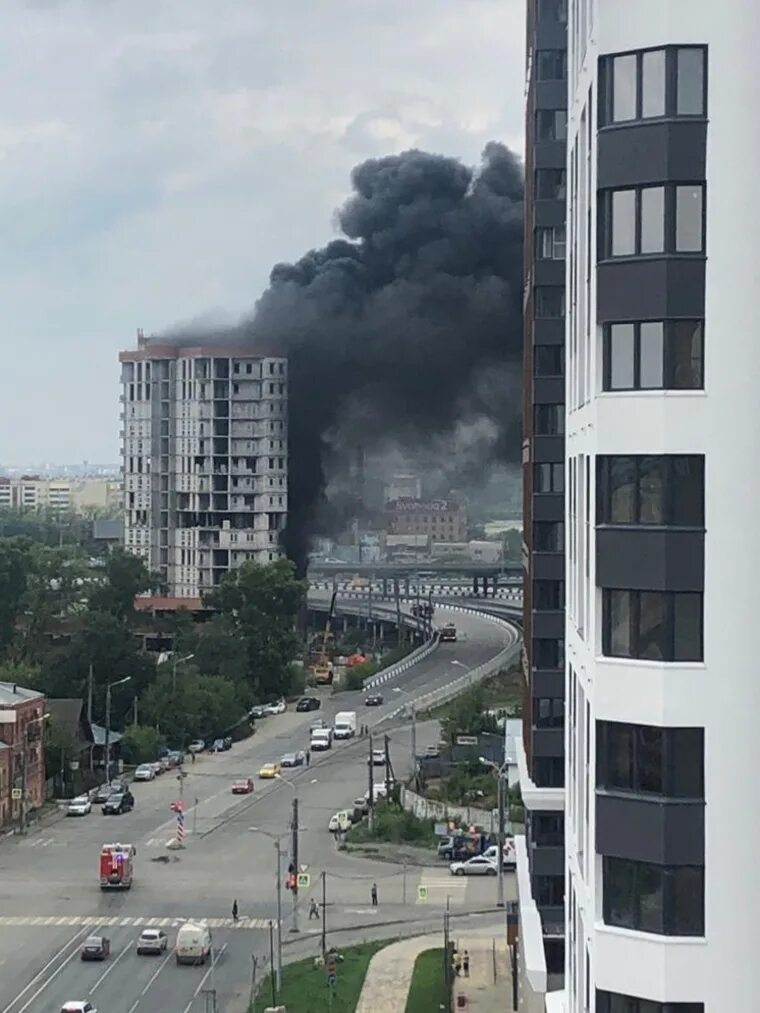 Пожар в Челябинске сегодня. Пожар в Челябинске ЧМЗ. Что горит в Челябинске сейчас. Пожары Челябинск 2022.