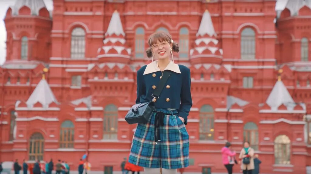 БТС на красной площади в Москве. Девушка на красной площади. Корейцы на красной площади. Модель красной площади