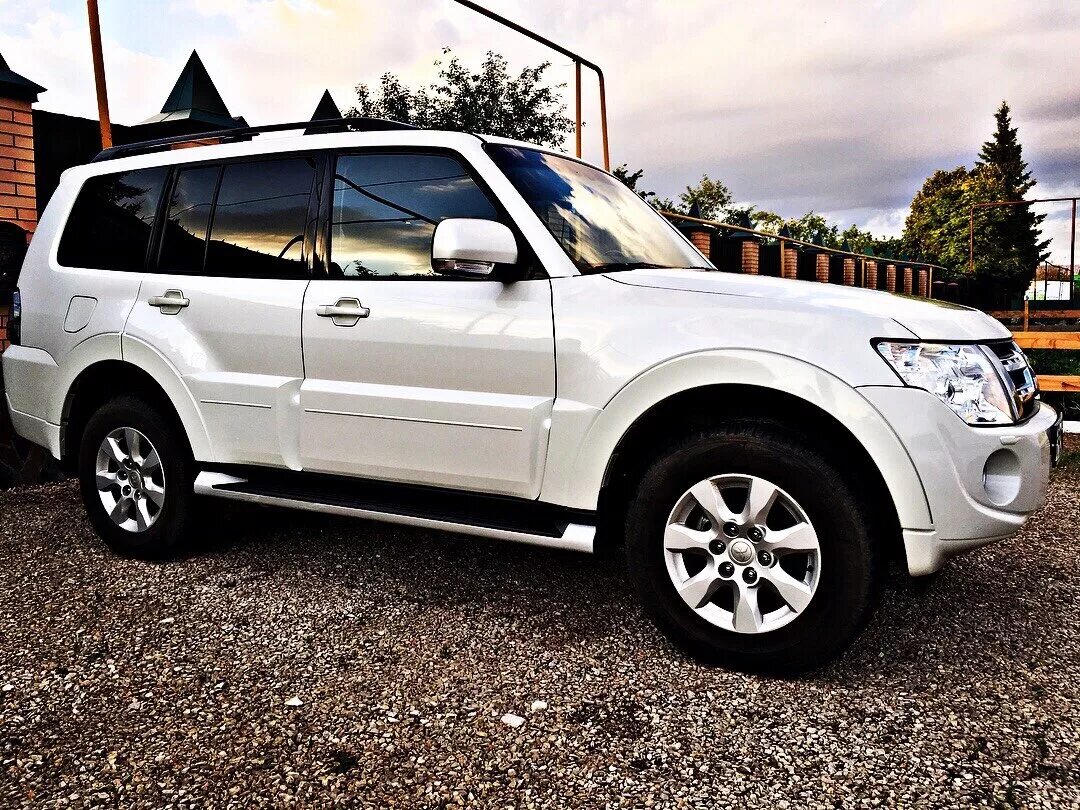 Mitsubishi pajero 2014. Mitsubishi Pajero 4 White. Митсубиши Паджеро белый. Мицубиси Паджеро белый 2014. Mitsubishi Pajero IV белый.