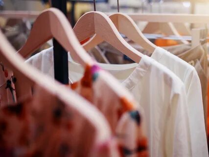 Vêtements femme sur cintres