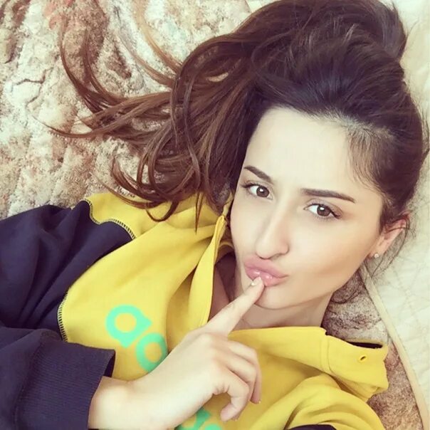 Мандарина☑️ аделина мартемьянова. Девушка кахи 2022 настя. Как зовут девушку кахи. Анастасия кахи. Артем карокозян с женой.